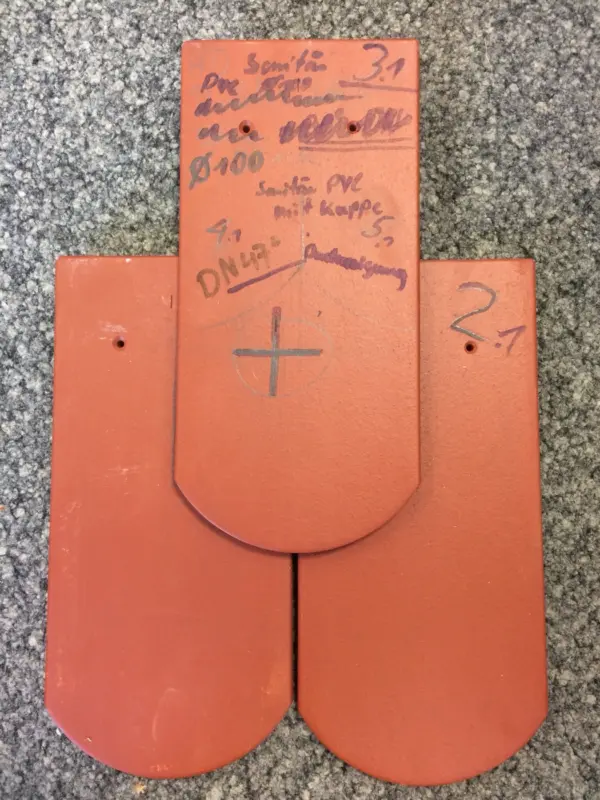 Handbeschriftete Original-Dachziegel als Vorlage für die Sonderanfertigung