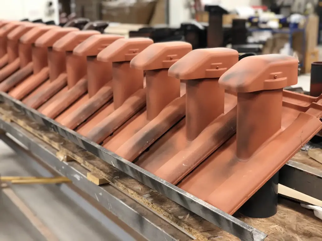 Kleinserie roter Lüfterziegel aufgereiht in der Werkstatt