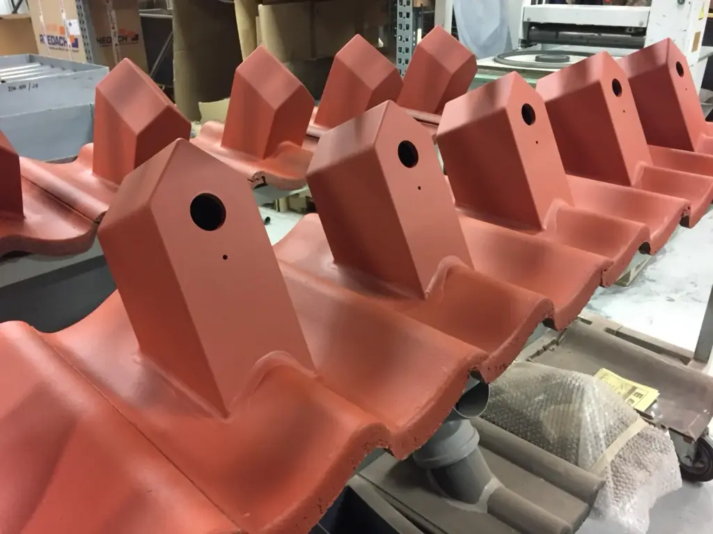 Vogelhäuser aus roten Original-Dachziegeln gefertigt